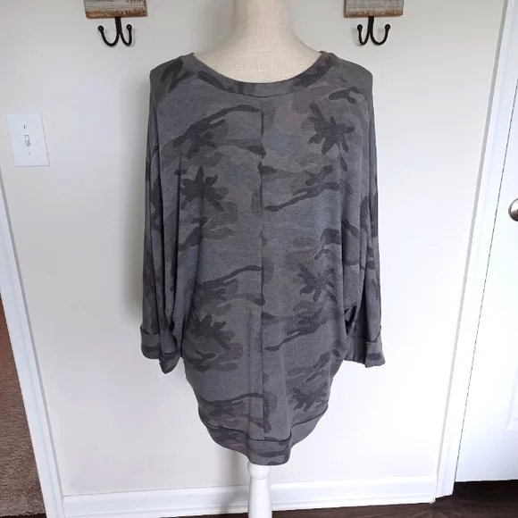 Camo Print 3/4 Dohlman Sleeve Oversized Top - Picture 10 of 12